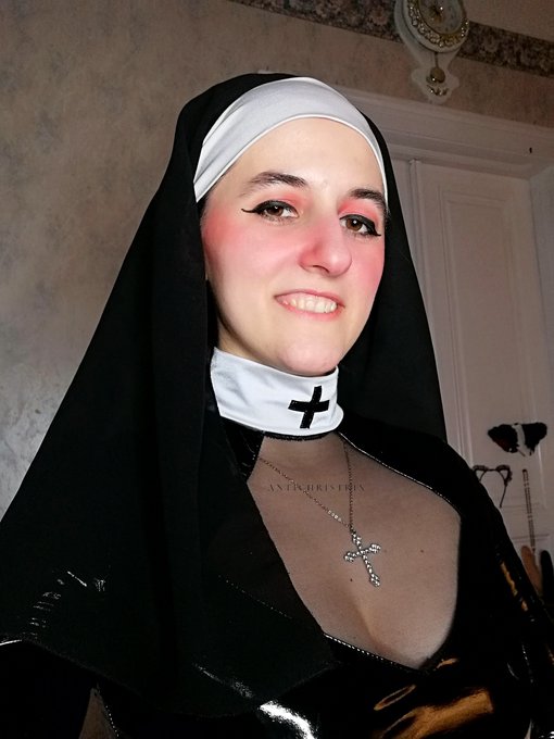 What should I go as for Halloween? 🤔 https://t.co/AeAIIIob5C