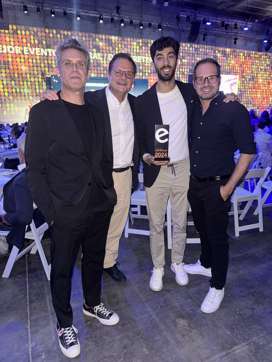 DaiichiSankyoES's tweet photo. Ayer estuvimos de gala en la XIX Edición de los #PremiosEventoPlus y… ¡volvimos con premio de PLATA 🥈! Muy satisfechos y agradecidos por haber recibido el reconocimiento a la segunda mejor conferencia de España del 2024 por #MetacardioDS 🫀📲, de la mano de @TPCEvents y Clínica Creativa. 
En #DaiichiSankyoES estamos comprometidos con la innovación y la aplicación de las nuevas tecnologías, como la realidad extendida y la inteligencia artificial en el área cardiovascular, así como en el desarrollo sostenible de los congresos y eventos ♻️.
En concreto, #MetacardioDS 2024 contó con la asistencia de 100 profesionales sanitarios que, durante dos jornadas, pudieron experimentar cómo las nuevas tecnologías van a cambiar el día a día en el abordaje de la salud cardiovascular.
¡Ya estamos pensando en #MetacardioDS 2025!🫀🆕
@grupoeventoplus  
#PremiosEventoPlus2024 #PremiosEventoPlus #MejorConferencia #Metacardio2024 #CardiologíaSostenible #Innovación #IA #XR 
Foto: Oscar Vela Lopez, @CarlosLDurba, @yuiso, Eusebio Alcazar Gonzalez