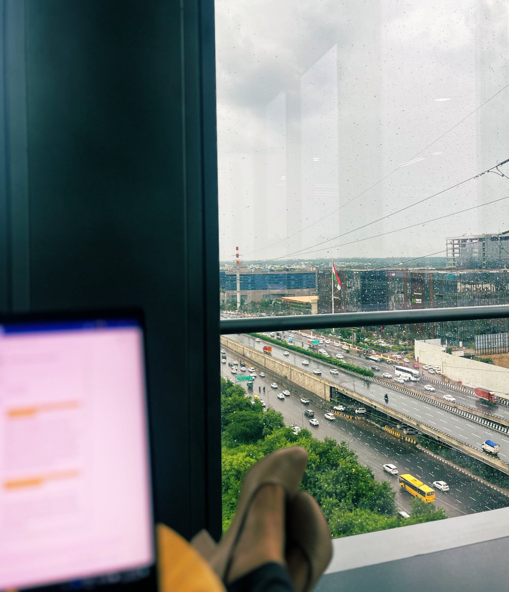 ShiroPandey's tweet photo. Office mundanity, coke studio in my ears, the rain, and a good seat. 

#midweekmusings https://t.co/QGCCnVCtmb