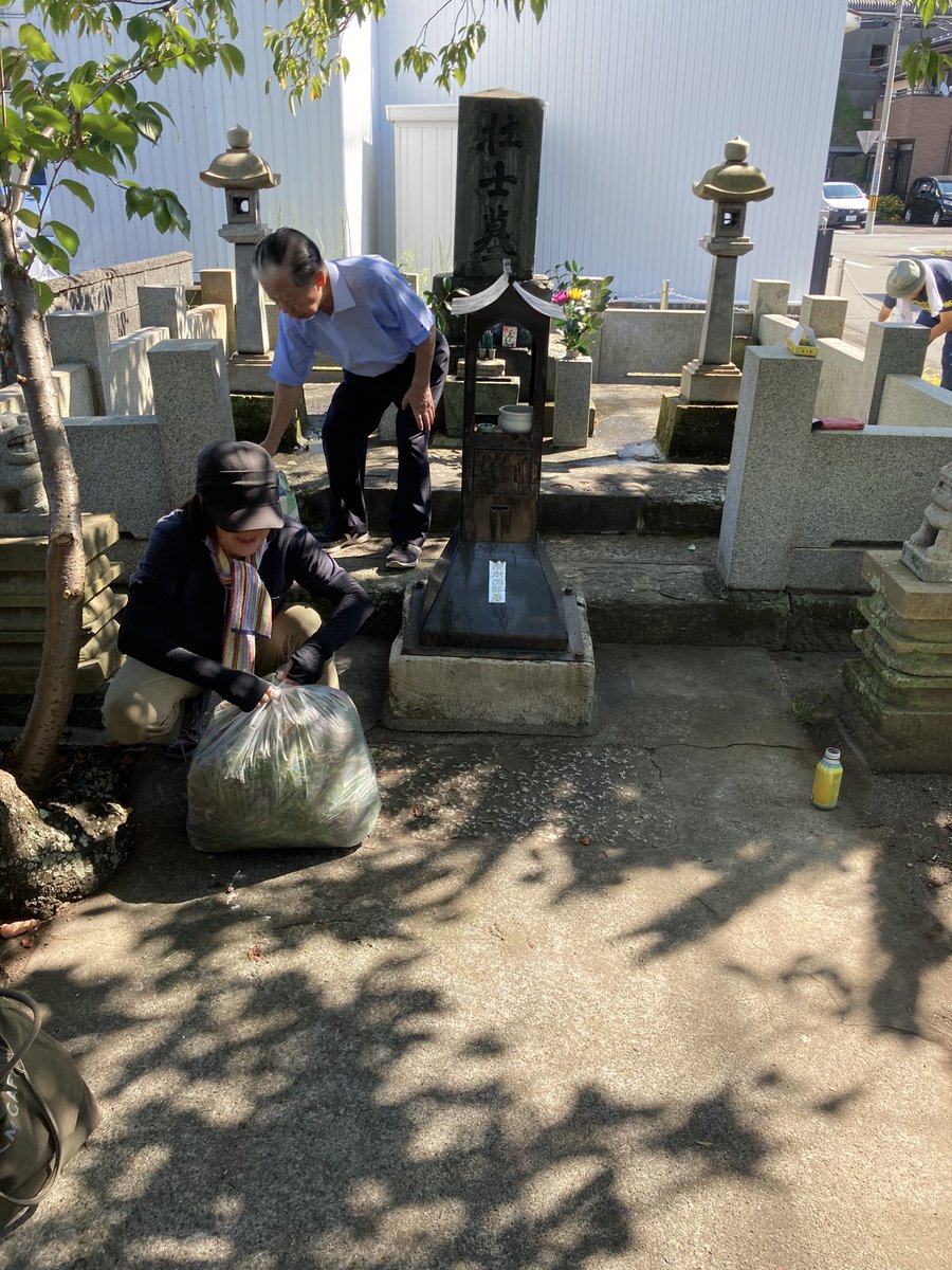 jirochoPR's tweet photo. 明治元年9月18日は、清水港内で起きた咸臨丸事件の日であります。戦没者の慰霊地である壮士墓を次郎長翁を知る会と有志で墓域を清掃して、お線香と花を手向け、手を合わせて参りました。 https://t.co/Rkea4kJsjz