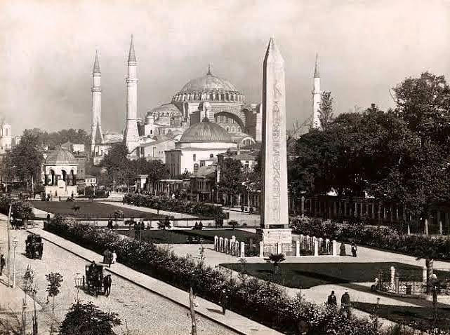 Atmeydanı
Bizans döneminde Ayasofya’ya yakın bir konumda yer alan ve araba yarışları yapılacak şekilde düzenlenen meydan hipodrom (at koşusu alanı) adıyla anılmış ve hem Bizans hem Osmanlı döneminde çeşitli siyasî olaylarla bazı ayaklanmaların başladığı bir mekan olmuştur.