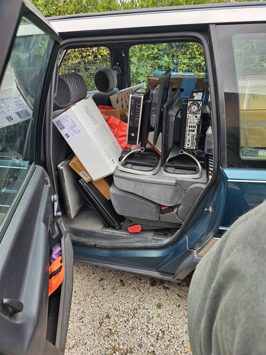 _Inforea's tweet photo. Eeeh voilà un Espace 2 bien rempli avec tout le gros don fait a l'association Linux&Populus 🥳🥳🥳 #iFixit #Linux #Unix #eWaste #Reutilisation #SecondeVie #RSE https://t.co/0bV6JjSc1a