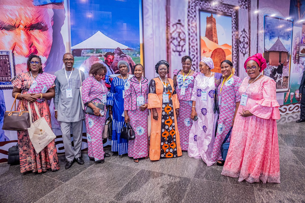 unfpamauritania's tweet photo. Cette première conférence scientifique du FASFAF réunit environ 1 000 participants venant de 18 pays et rend hommage aux sages-femmes, piliers fondamentaux de la santé maternelle et néonatale. Elles sont en première ligne depuis le début de chaque famille. #FASFAF https://t.co/nnbtxD2lAF
