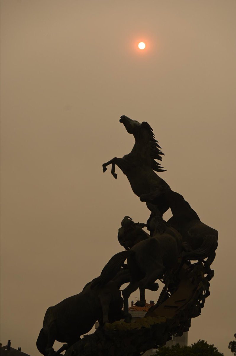 Los #IncendiosPortugal están dejando sobrecogedoras imágenes, como el sol rojo que alumbra en Vigo el Monumento aos Cabalos

📷: Pablo Hernández Gamarra

 🔗 farodevigo.es/galicia/2024/0…