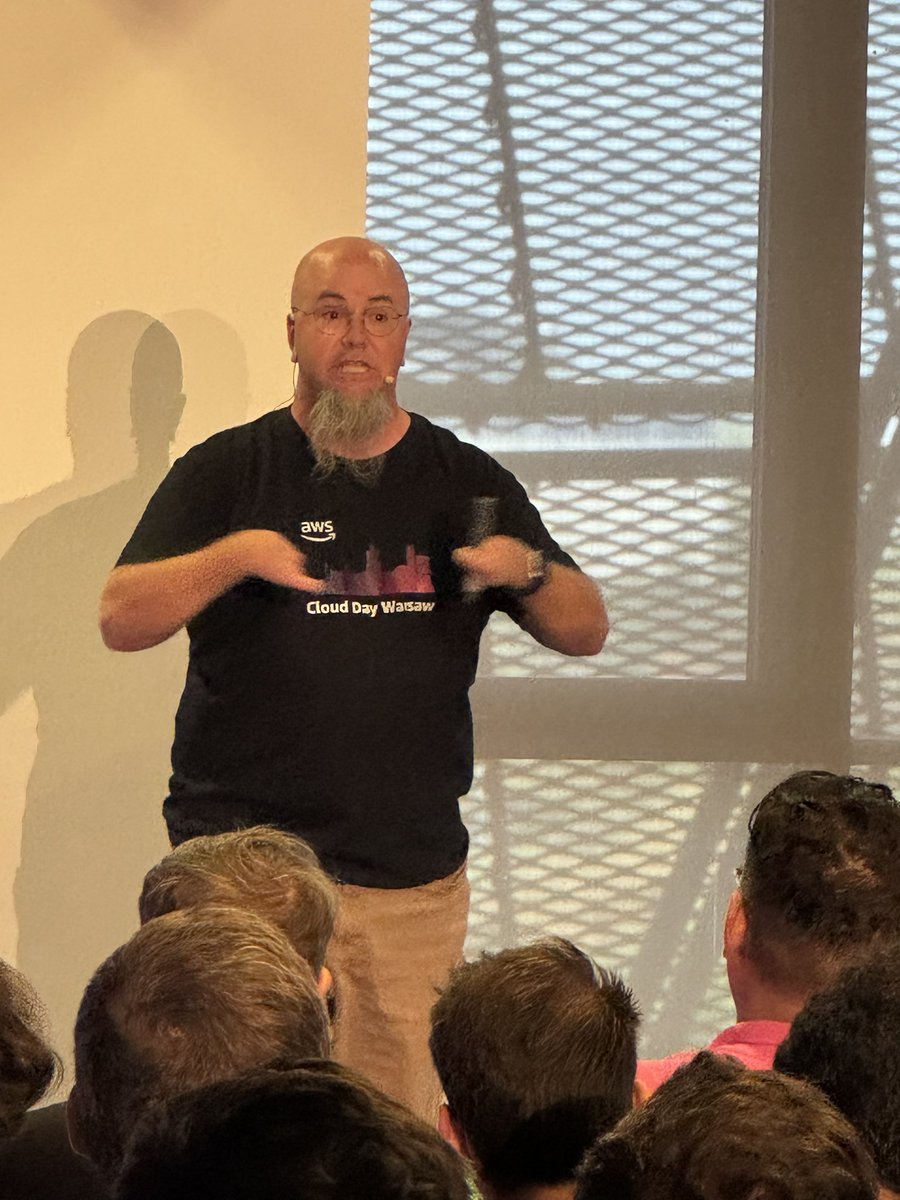 julian_wood's tweet photo. Only standing room left for @edjgeek at Cloud Day Warsaw! People love #Serverless and event driven architectures. https://t.co/S3t40rpz4Q