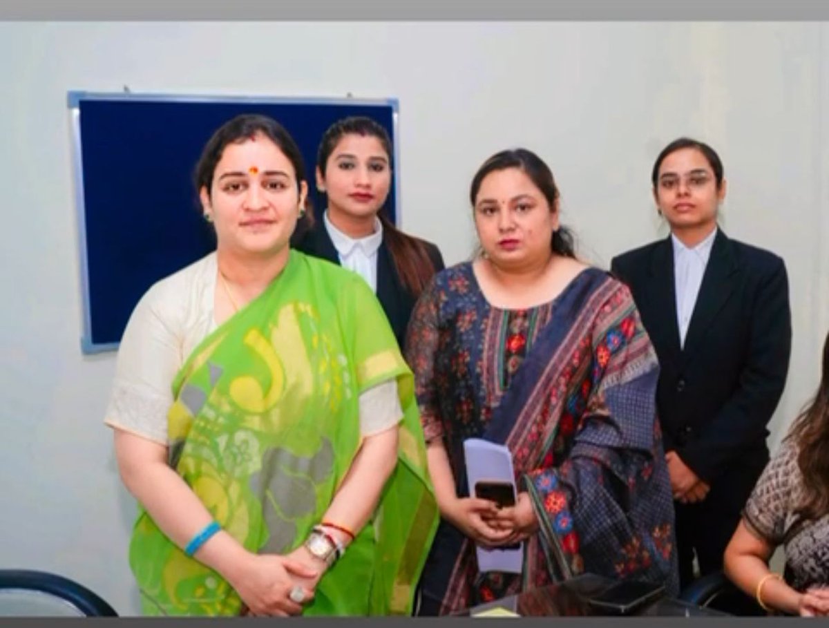 advsweetypandey's tweet photo. महिला आयोग की उपाध्यक्ष बनाये जाने पर आपको हार्दिक शुभकामनायें और ढेर सारी बधाइयाँ , महिलाओ की सुरक्षा और उन्हें आत्मनिर्भर बनाने क़े लिए आपक़े द्वारा किया जाने वाला हर प्रयास महिला हित में  महत्वपूर्ण होगा, @aparnabisht7 आपसे मुलाक़ात बेहद सुखद एहसास रहा! 💐💐 https://t.co/d9I8Yg8VoK