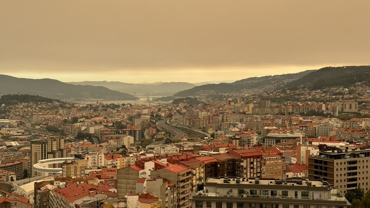 AlbertoSxenick's tweet photo. Los devastadores incendios en #Portugal se dejan notar en #Vigo
La ciudad amaneció cubierta por el humo y un fuerte olor a fuego procedentes del país vecino https://t.co/slsQKXgnOQ