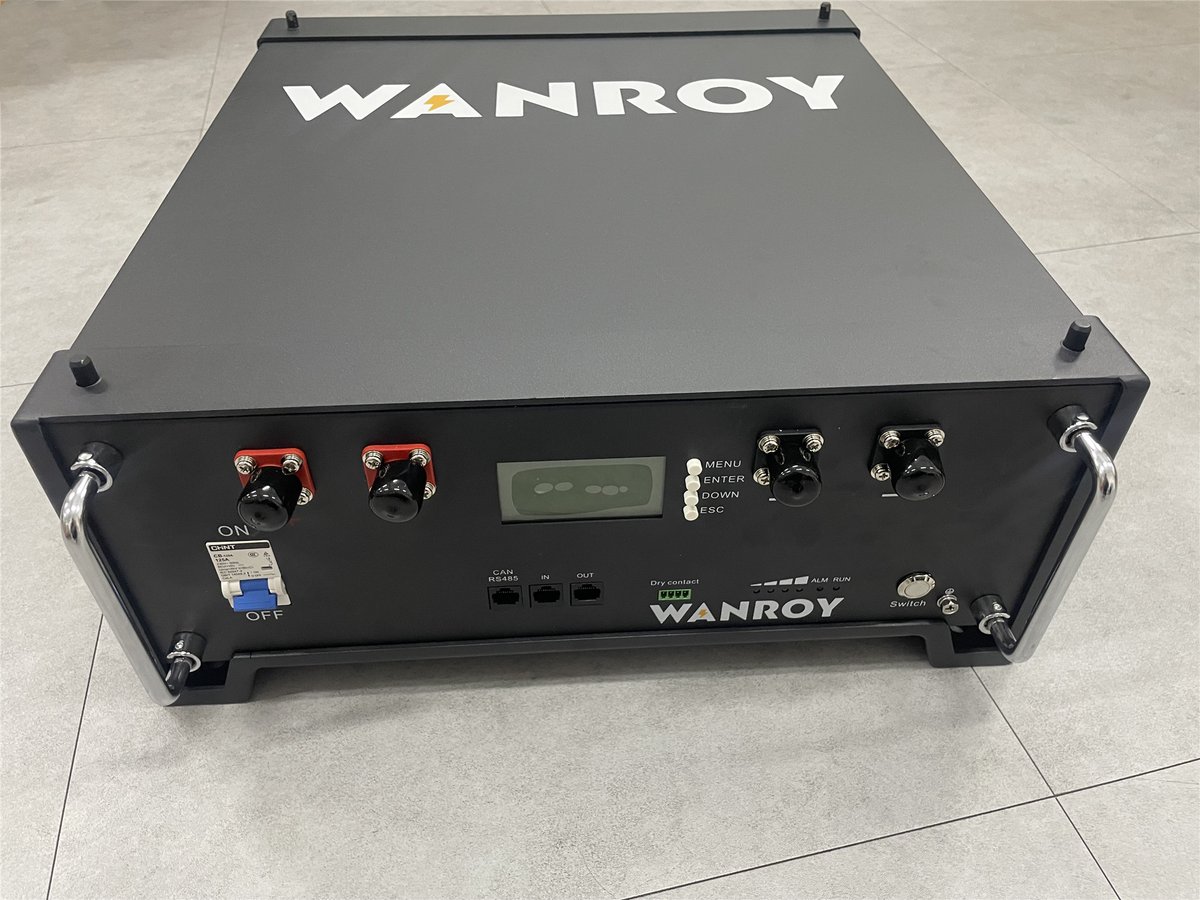 de_wanroy's tweet photo. 51,2 V – Was bedeutet das für deine Batterie? 

LiFePO₄-Batterien haben eine stabile Spannung und halten deutlich länger als herkömmliche Blei-Säure-Batterien. 

Mit 51,2 V und einer Zellenspannung von 3,2 V pro Zelle bekommst du eine unglaubliche Effizienz und Langlebigkeit. https://t.co/UhD7BIwFQQ