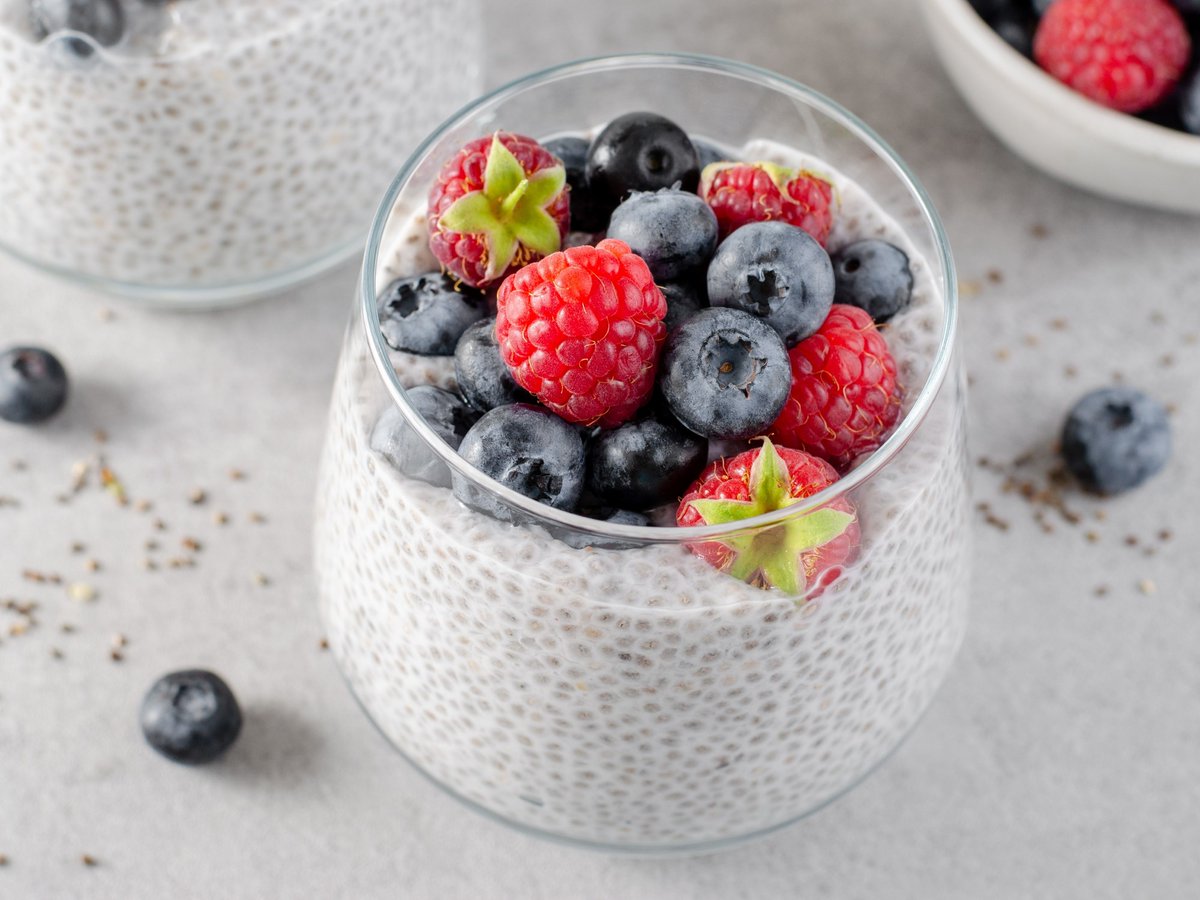 Chía pudding: cómo preparar un desayuno diferente, y más ideas para consumir esta semilla repleta de beneficios dlvr.it/TDNH3d
