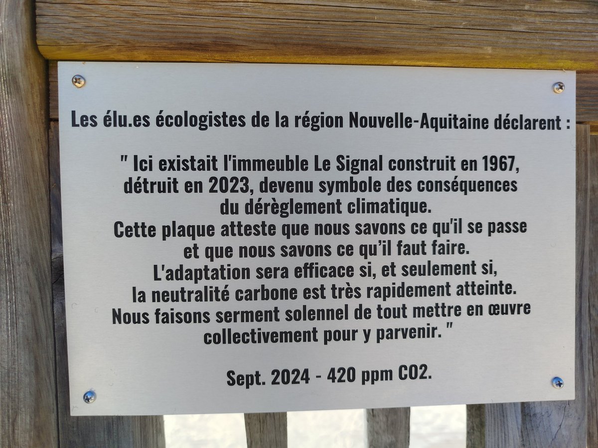 StephTRIFILETTI's tweet photo. ,➡️ Ce week-end @ElusEELVNvleAqu nous avons apposé cette plaque à proximité emplacement de l’ancien immeuble Le Signal, détruit à cause de l’érosion #SoulacSurMer

#Mémoires du #risque oui
Invisibilisation non 

🔴 Pas d'#adaptation sans #atténuation 

🟢 #Écologie  #solutions https://t.co/SU9NdDbGrX