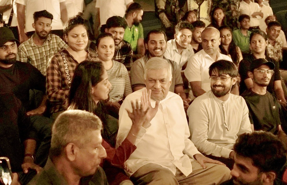 අපි අඳුරේ පැවති රටට ආලෝකය ලබා දී, මිනිසුන්ගේ බඩගින්න නැති කරලා, අපේ ආදරණීය මව්බිම නැවත යථා තත්ත්වයට පත් කළා.

අපි ආපසු හැරුණොත් මේ සියල්ල අවදානමට ලක් වෙනවා.

ඒ නිසා ඔබගේ වටිනා ඡන්දය මට දෙන්න. එමෙන්ම ගෑස් සිලින්ඩරයට කතිරය ගැසීමට ඔබේ පවුලේ අය සහ මිතුරන් දිරිමත් කිරීමට ඔබේ හඬ අවදි