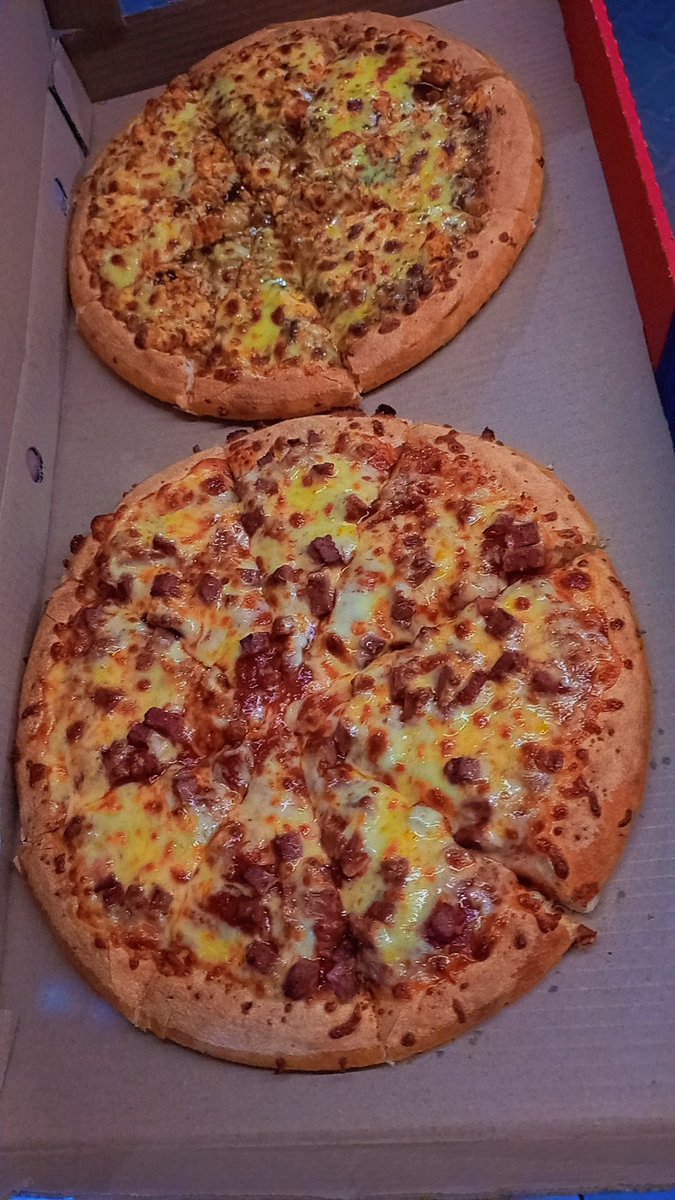 Georgekhoza007's tweet photo. @romans_pizza Hot Honey, Pepperoni
ππβ€οΈβ€οΈ
#RomansPizza #PizzaBucketList #PizzaGoals https://t.co/IrIg8kCah1