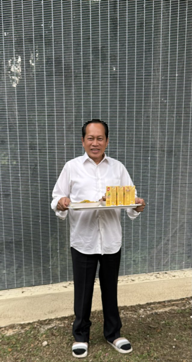 Minum petang.
Sendiri sediakan.

Roti #Gardenia mil dengan gandum ungu, dicicah dengan mayong masak tempoyak &amp; air kotak kacang soya. 3 kombinasi yg menakjubkan. Makan dihidang utk 3 staf &amp; saya juga.