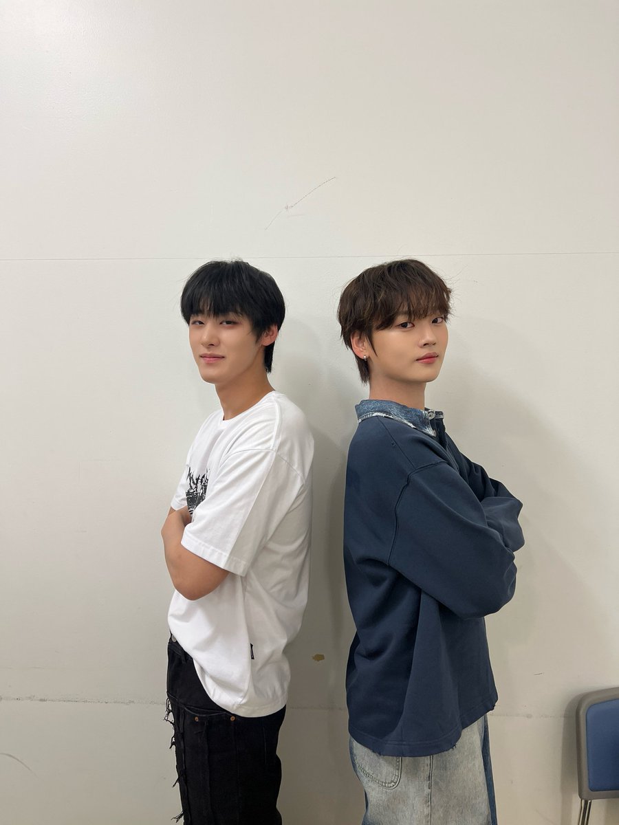 kissent2010's tweet photo. 【#WEi】
WEi Digital Single [LOVE2YOU] プロモーションイベント@ 池袋·サンシャインシティ噴水広場

9/19 2部 
2ショット撮影会のポーズ
コンプリート撮影会のポーズ

1. Love to You バン🔫
2.背中合わせ
3.一緒にハート💙

3つの中からお選びください💗
@WEi_Official_JP 
#WEi #위아이 #LOVE2YOU https://t.co/JS0ziGsxcx