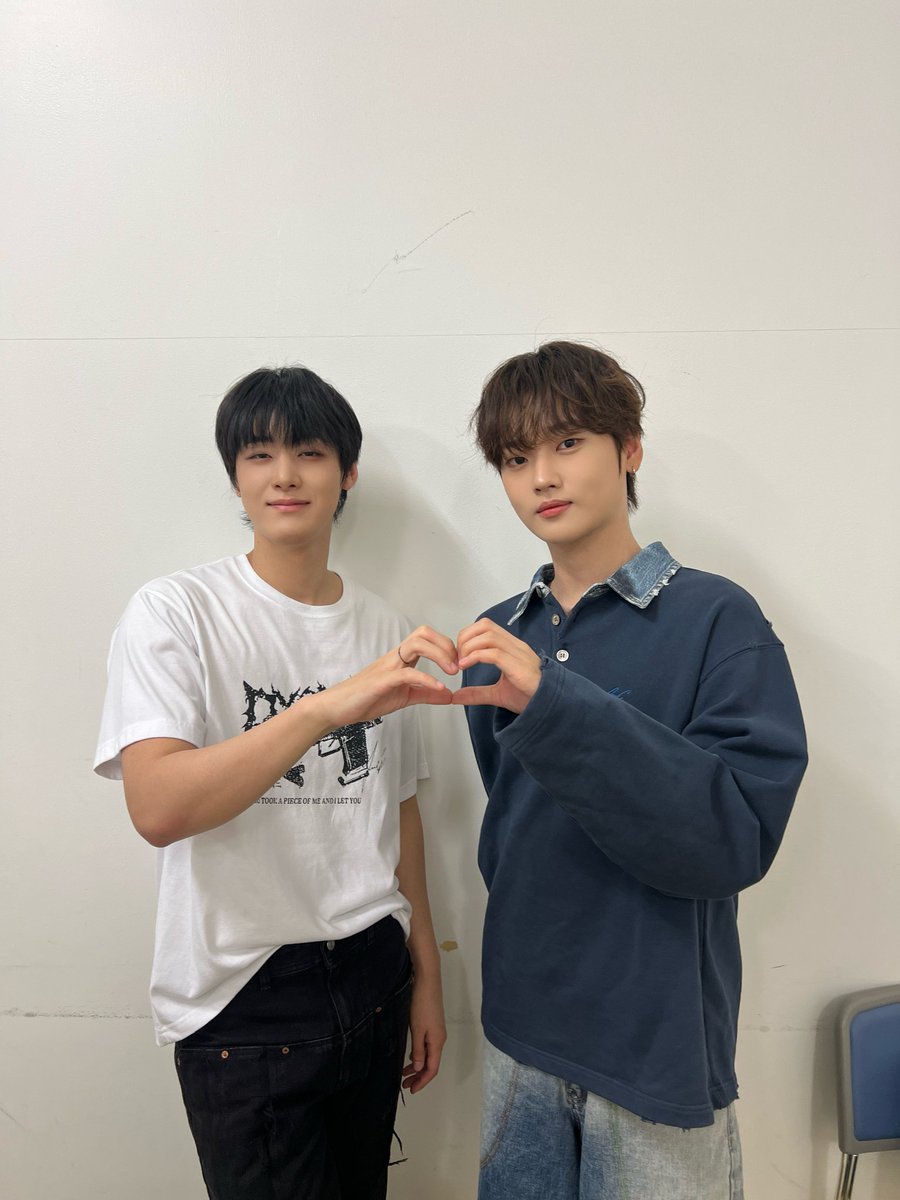kissent2010's tweet photo. 【#WEi】
WEi Digital Single [LOVE2YOU] プロモーションイベント@ 池袋·サンシャインシティ噴水広場

9/19 2部 
2ショット撮影会のポーズ
コンプリート撮影会のポーズ

1. Love to You バン🔫
2.背中合わせ
3.一緒にハート💙

3つの中からお選びください💗
@WEi_Official_JP 
#WEi #위아이 #LOVE2YOU https://t.co/JS0ziGsxcx