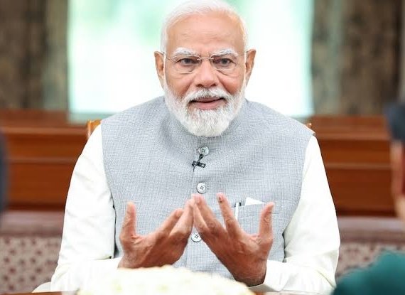 JaikyYadav16's tweet photo. हरियाणा, जम्मू कश्मीर, झारखंड और महाराष्ट्र में हाल ही में विधानसभा चुनाव होने थे मगर 

पहले हरियाणा और जम्मू कश्मीर के चुनाव हो रहे हैं और उसके बाद झारखंड और महाराष्ट्र के चुनाव होंगे।

अब देखिए कि 

आज कैबिनेट ने "वन नेशन वन इलेक्शन" वाले प्रस्ताव को मंजूरी दे दी है। खैर इसे लागू करने के लिए 

संविधान संशोधन और राज्यों की मंजूरी चाहिए है जो कि 

असंभव साबित होगा मगर 

यहां आप ये सोचिए जो सरकार एक साथ 4 राज्यों का चुनाव नहीं करवा पा रही है "वह वन नेशन वन इलेक्शन" का सपना संजो रही है😂😂