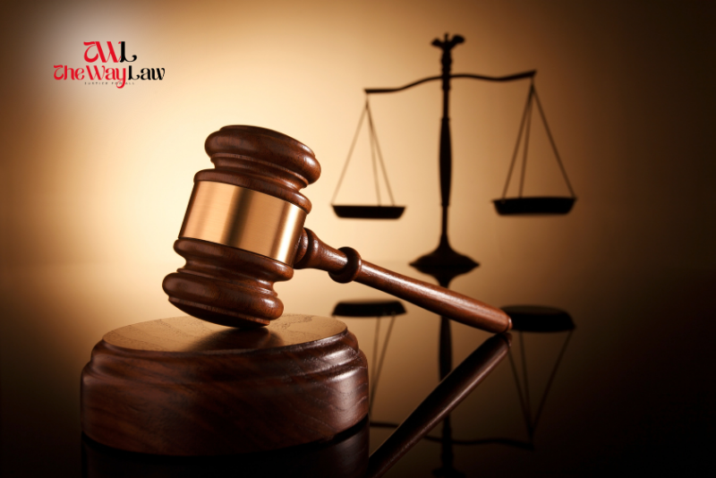 TheWayLawTr's tweet photo. BİREYSEL BAŞVURU | Kapalı görüşte, "Valla baba inan ben de bilmiyorum, yani şimdi bu adamlar o kadar şerefsizler ki. Ne yaptıklarını bize söylemiyorlar bile. Yani ne haklarımız olduğunu bile söylemiyorlar" şeklindeki sözleri nedeniyle beş gün hücre hapsi cezasıyla cezalandırılan hükümlünün yaptığı başvuruda, Anayasa Mahkemesi "başvurucunun aleniyet kazanmayan, muhatabına ulaşmayan, iki kişinin konuşması sırasında ceza infaz kurumu uygulamalarındaki belirsizlikleri eleştirmek kastıyla fevren söylendiği izlenimi bulunan, kurum disiplin ve güvenliğini tehlikeye düşürdüğü ortaya konulamayan başvuru konusu sözleri nedeniyle cezalandırılmasının zorlayıcı bir ihtiyaca karşılık geldiği ikna edici şekilde gösterilememiştir." diyerek Anayasa’nın 26. maddesinde güvence altına alınan ifade özgürlüğünün İHLAL EDİLDİĞİNE karar vermiştir.