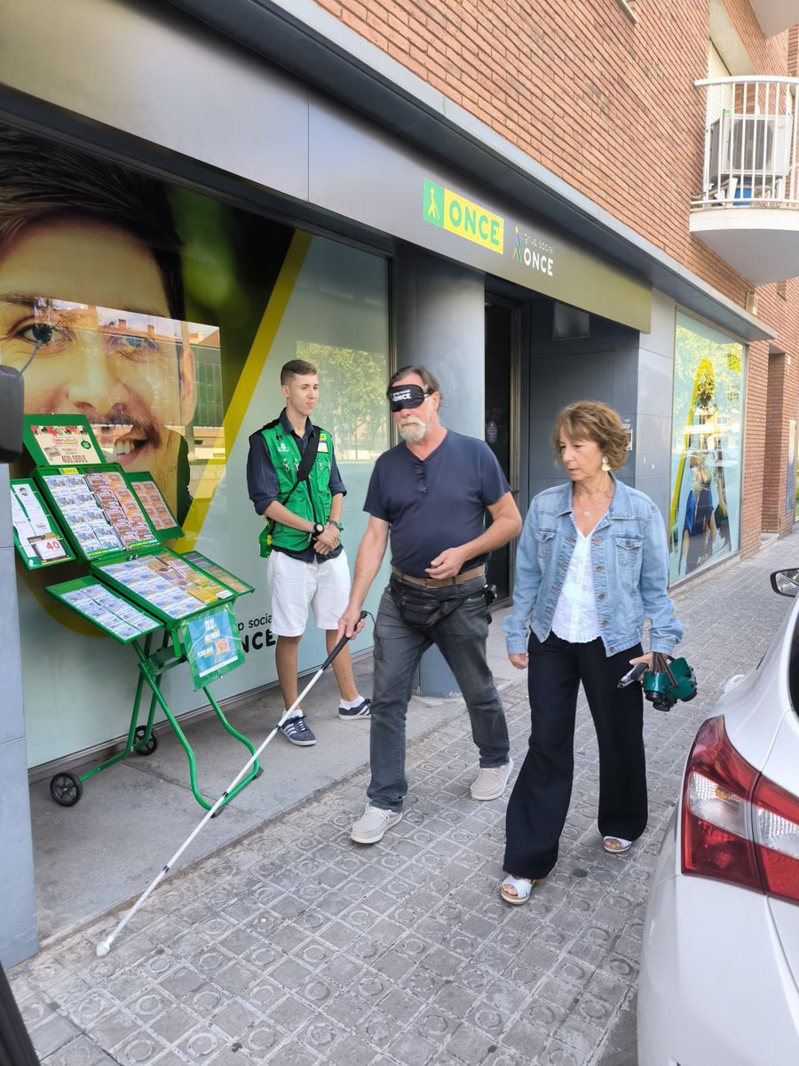 ONCECatalunya's tweet photo. 🧑‍🦯 Els actors catalans Àlex Casanovas i Ramón Godino s’han posat en la pell d’una persona cega i han fet una passejada a les fosques amb antifaç i bastó blanc 🦯 per la Plaça Occitània de Mataró, un espai amb diferents ambients i obstacles urbans. https://t.co/ruqcwUWf70