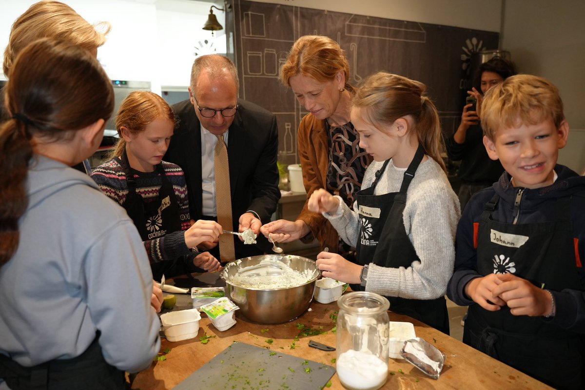 Bildung_SH's tweet photo. Gemeinsam mit Landwirtschaftsminister Werner Schwarz hat Bildungsministerin @PrienKarin heute die Bildungsoffensive #Landwirtschaft, #Ernährung und #Verbraucherschutz vorgestellt. #MLLEV #BILEV #BNE
Infos ➡️ https://t.co/YWvk4JFcqB https://t.co/1gMT0grg7I