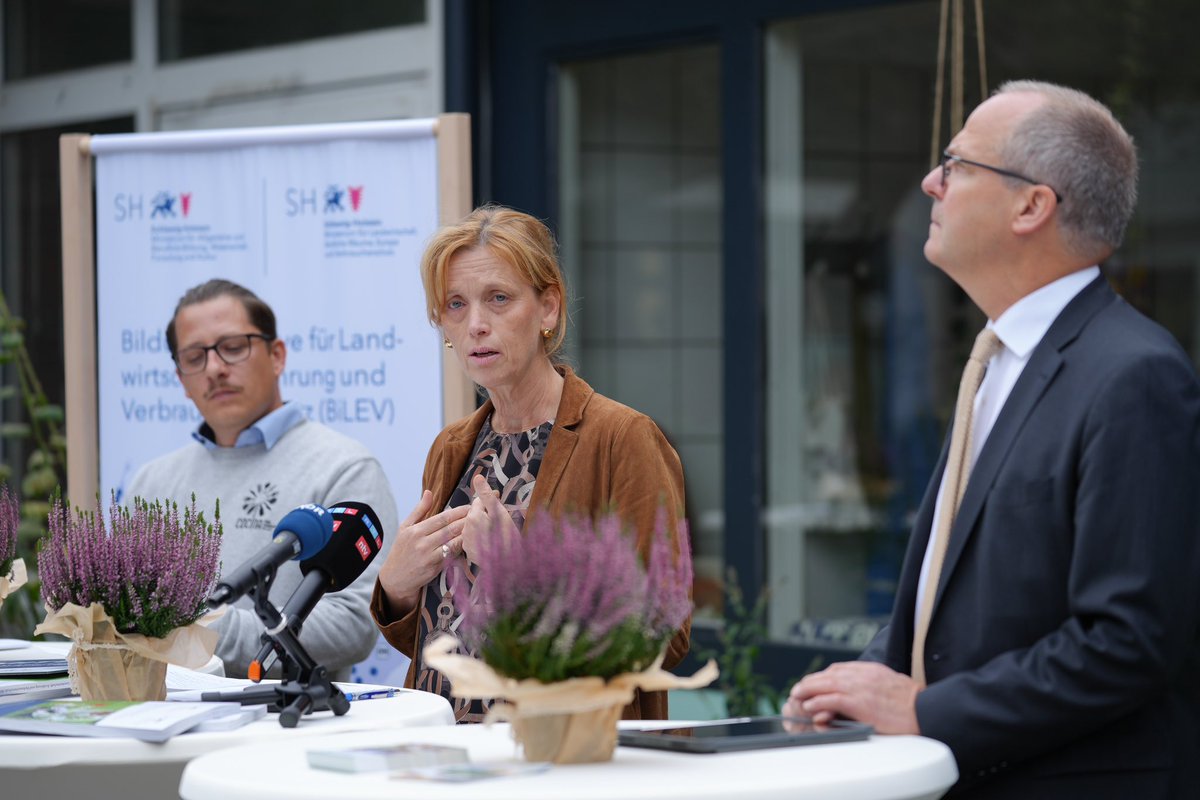 Bildung_SH's tweet photo. Gemeinsam mit Landwirtschaftsminister Werner Schwarz hat Bildungsministerin @PrienKarin heute die Bildungsoffensive #Landwirtschaft, #Ernährung und #Verbraucherschutz vorgestellt. #MLLEV #BILEV #BNE
Infos ➡️ https://t.co/YWvk4JFcqB https://t.co/1gMT0grg7I