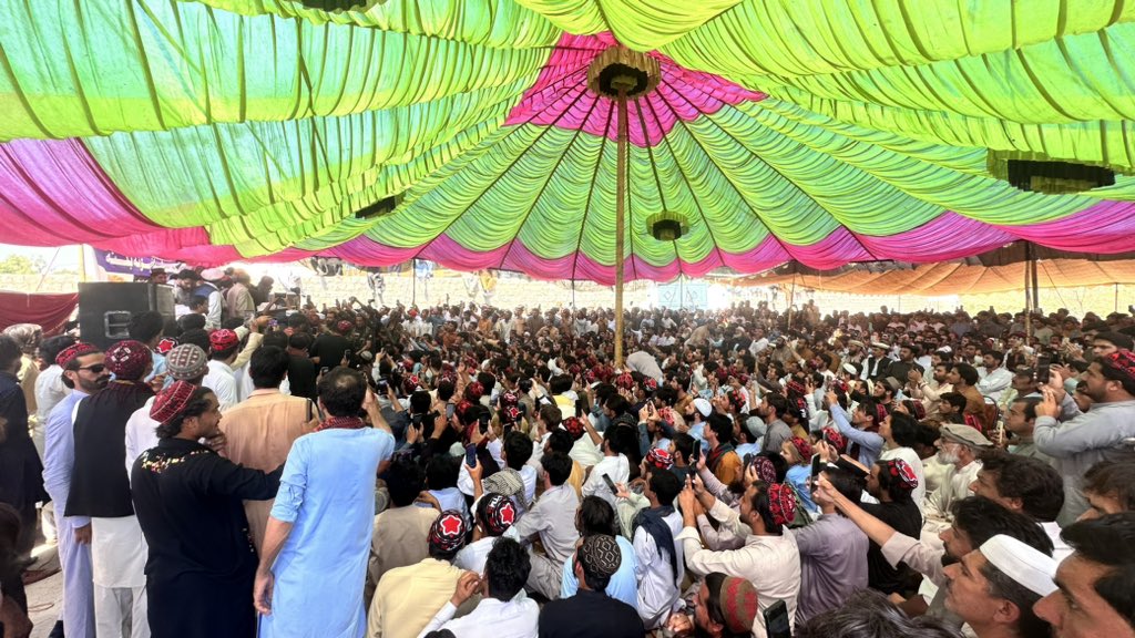 ManzoorPashteen's tweet photo. ضلع کرم لمړې غونډه!
 د کرم په صده کې د یولسم اکتوبر پښتون قامي عدالت/جرګه بلنې غونډه.
د ضلع کرم د  صده په غونډه کې مو د کرمې  د سیمې مشرانو، سیاسی مشرانو، بااثر شخصیاتو ، وکیلانو او د هرې پیشې د یونین مشرانو ته د یولسم اکتوبر بلنې دعوتونه ورکړل.
الحمدالله ټولو په شریکه د یولسم اکتوبر جرګه/عدالت همایت وکړو او  یواځې شرکت هم نه بلکې د شراکت او کوربتوب ډاډ ګیرنه یې وکړه او هر ډول مرسته خدمت ته یې امادګی ونیوه. 
#PashtunNationalJirga11October
#PashtunNationalCourt11October