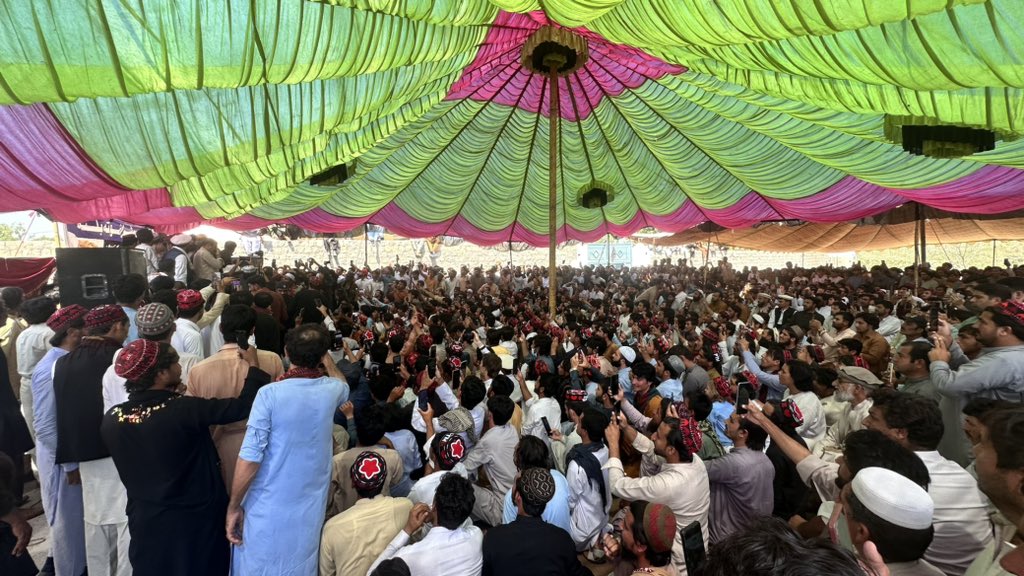 ManzoorPashteen's tweet photo. ضلع کرم لمړې غونډه!
 د کرم په صده کې د یولسم اکتوبر پښتون قامي عدالت/جرګه بلنې غونډه.
د ضلع کرم د  صده په غونډه کې مو د کرمې  د سیمې مشرانو، سیاسی مشرانو، بااثر شخصیاتو ، وکیلانو او د هرې پیشې د یونین مشرانو ته د یولسم اکتوبر بلنې دعوتونه ورکړل.
الحمدالله ټولو په شریکه د یولسم اکتوبر جرګه/عدالت همایت وکړو او  یواځې شرکت هم نه بلکې د شراکت او کوربتوب ډاډ ګیرنه یې وکړه او هر ډول مرسته خدمت ته یې امادګی ونیوه. 
#PashtunNationalJirga11October
#PashtunNationalCourt11October