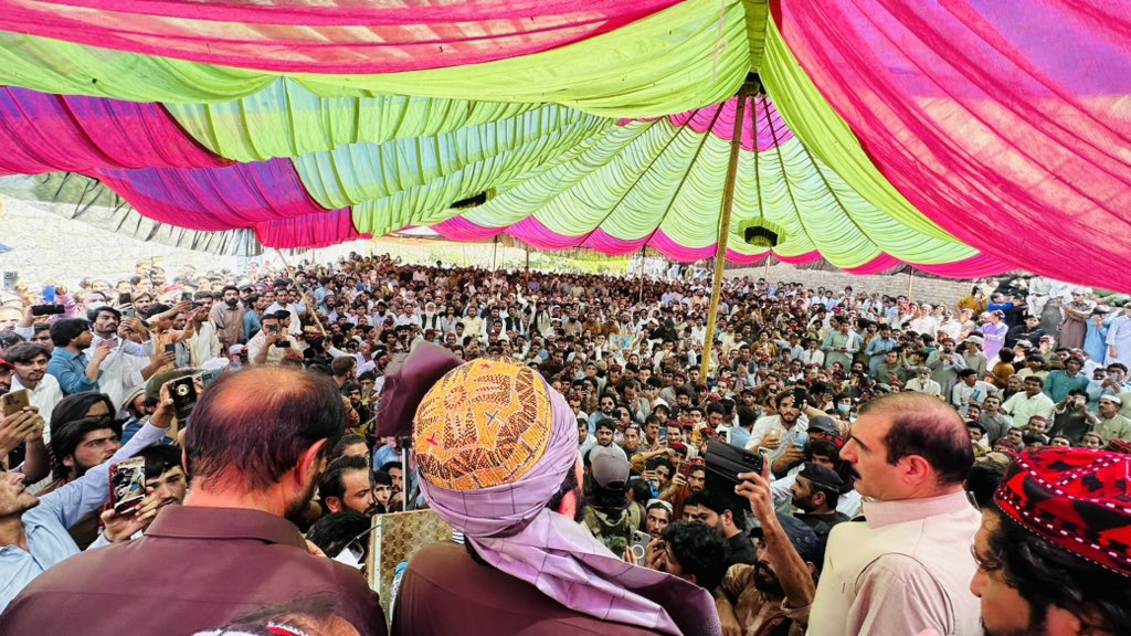 ManzoorPashteen's tweet photo. ضلع کرم لمړې غونډه!
 د کرم په صده کې د یولسم اکتوبر پښتون قامي عدالت/جرګه بلنې غونډه.
د ضلع کرم د  صده په غونډه کې مو د کرمې  د سیمې مشرانو، سیاسی مشرانو، بااثر شخصیاتو ، وکیلانو او د هرې پیشې د یونین مشرانو ته د یولسم اکتوبر بلنې دعوتونه ورکړل.
الحمدالله ټولو په شریکه د یولسم اکتوبر جرګه/عدالت همایت وکړو او  یواځې شرکت هم نه بلکې د شراکت او کوربتوب ډاډ ګیرنه یې وکړه او هر ډول مرسته خدمت ته یې امادګی ونیوه. 
#PashtunNationalJirga11October
#PashtunNationalCourt11October