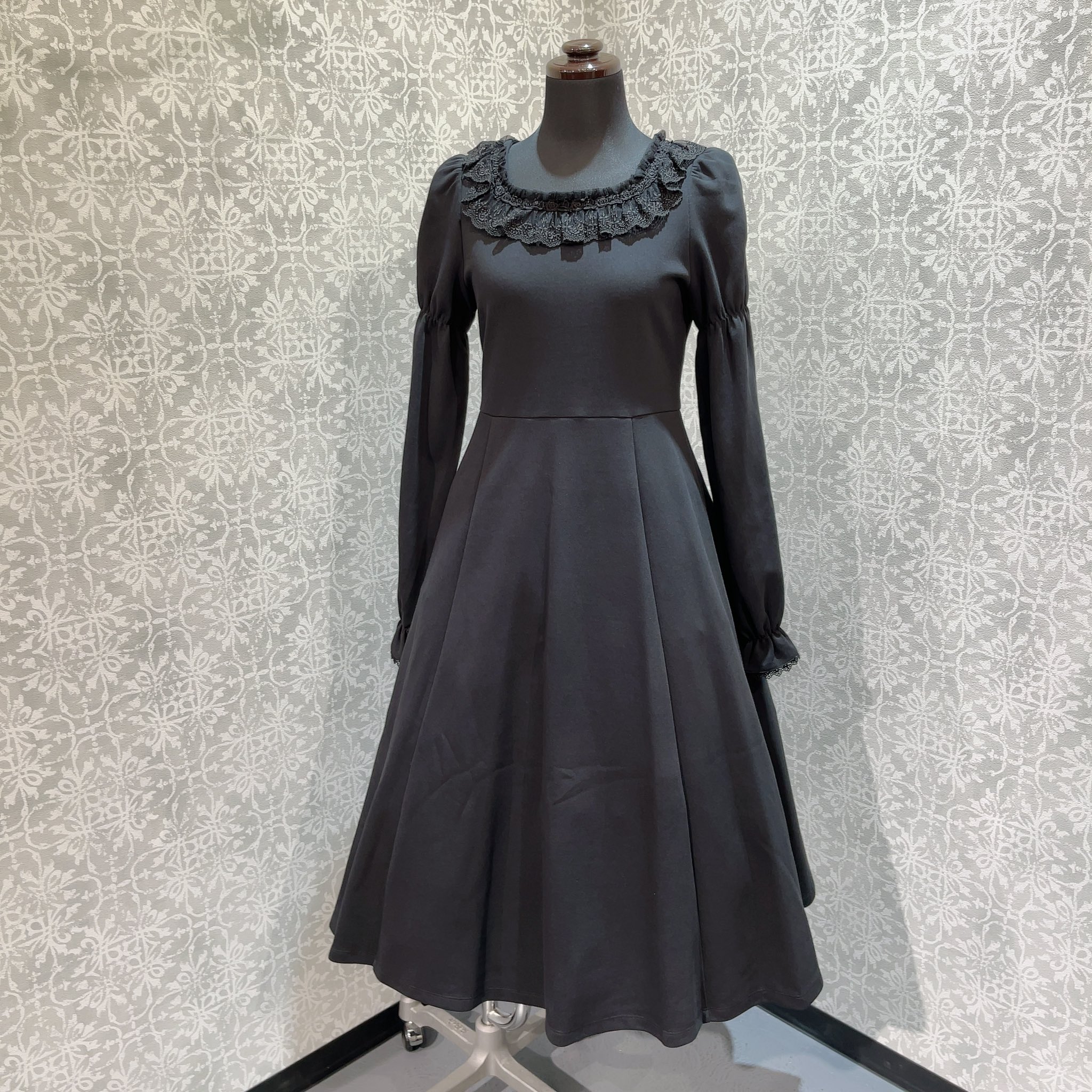 モワメームモワティエ　カトリーヌワンピース黒×黒 クロスアーチカトリーヌワンピース(5分袖) | Moi-même-Moitié