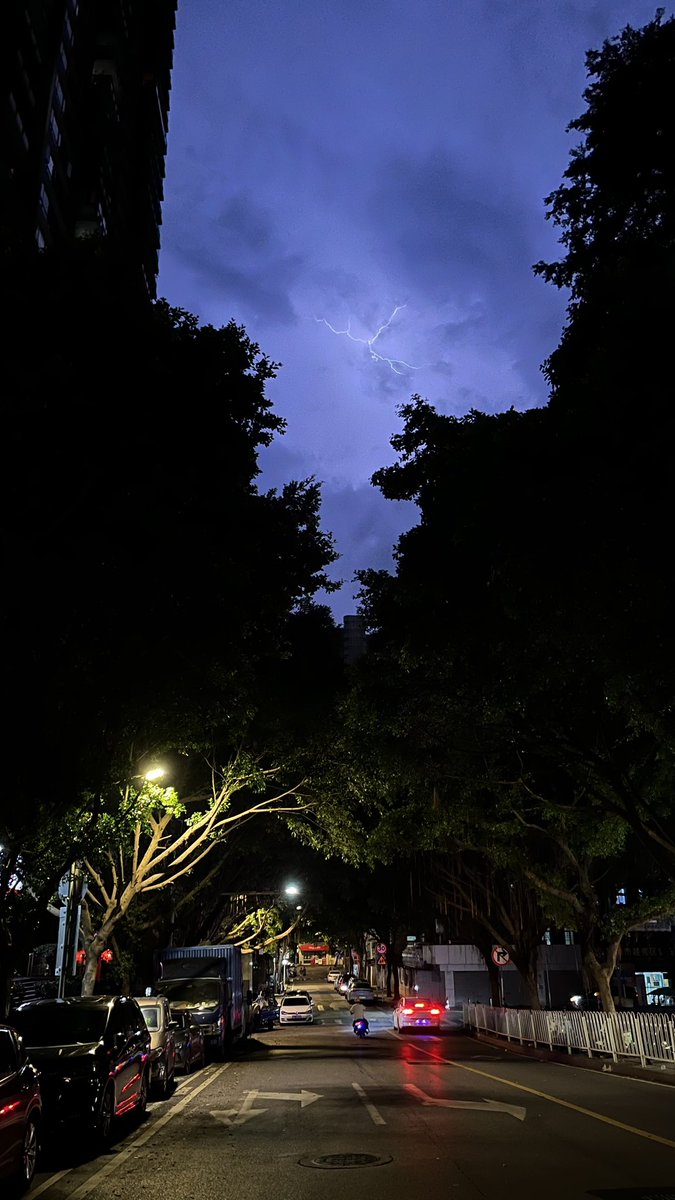安静的街道，热闹的天空，不一样的中秋之夜！