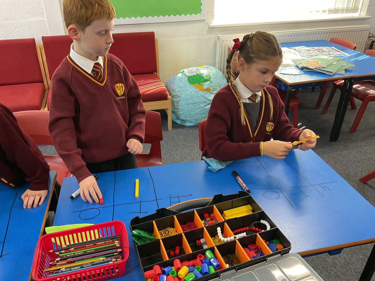 PDA_Y3's tweet image. We’ve been retrieving our place value knowledge from last year! We also spent some of our lesson using learning by questions for the first time 😄 #pdamaths