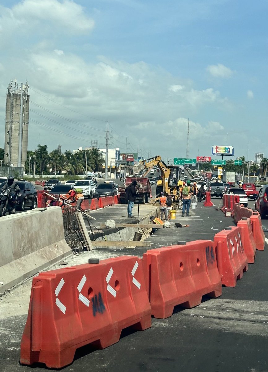 A las 2:18PM del día de ayer. 

Cerraron 2 carriles de los nuevos en el KM #9 otro éxito del gobierno de Luis Abinocho 🤡

#ElCambioFueUnRetroceso 
#ElPeorPresidenteDeLaHistoria