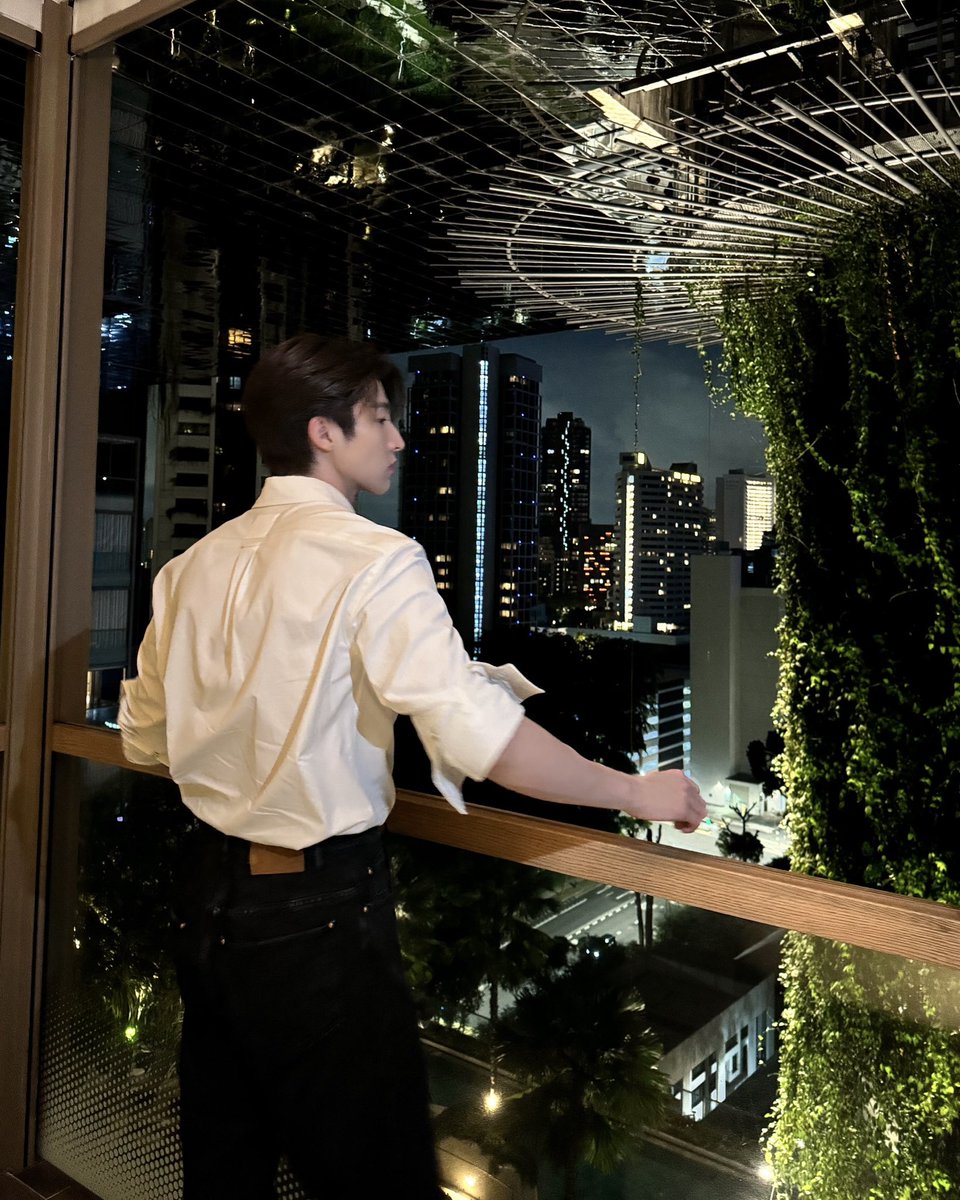 bluepongtiwat_'s tweet photo. 📸🪞🐕🌃 https://t.co/1jofnSpsU6