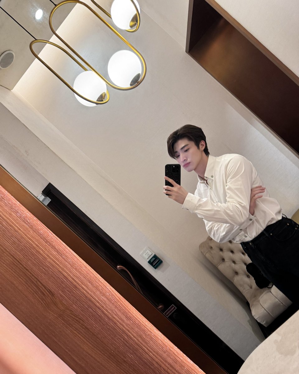 bluepongtiwat_'s tweet photo. 📸🪞🐕🌃 https://t.co/1jofnSpsU6