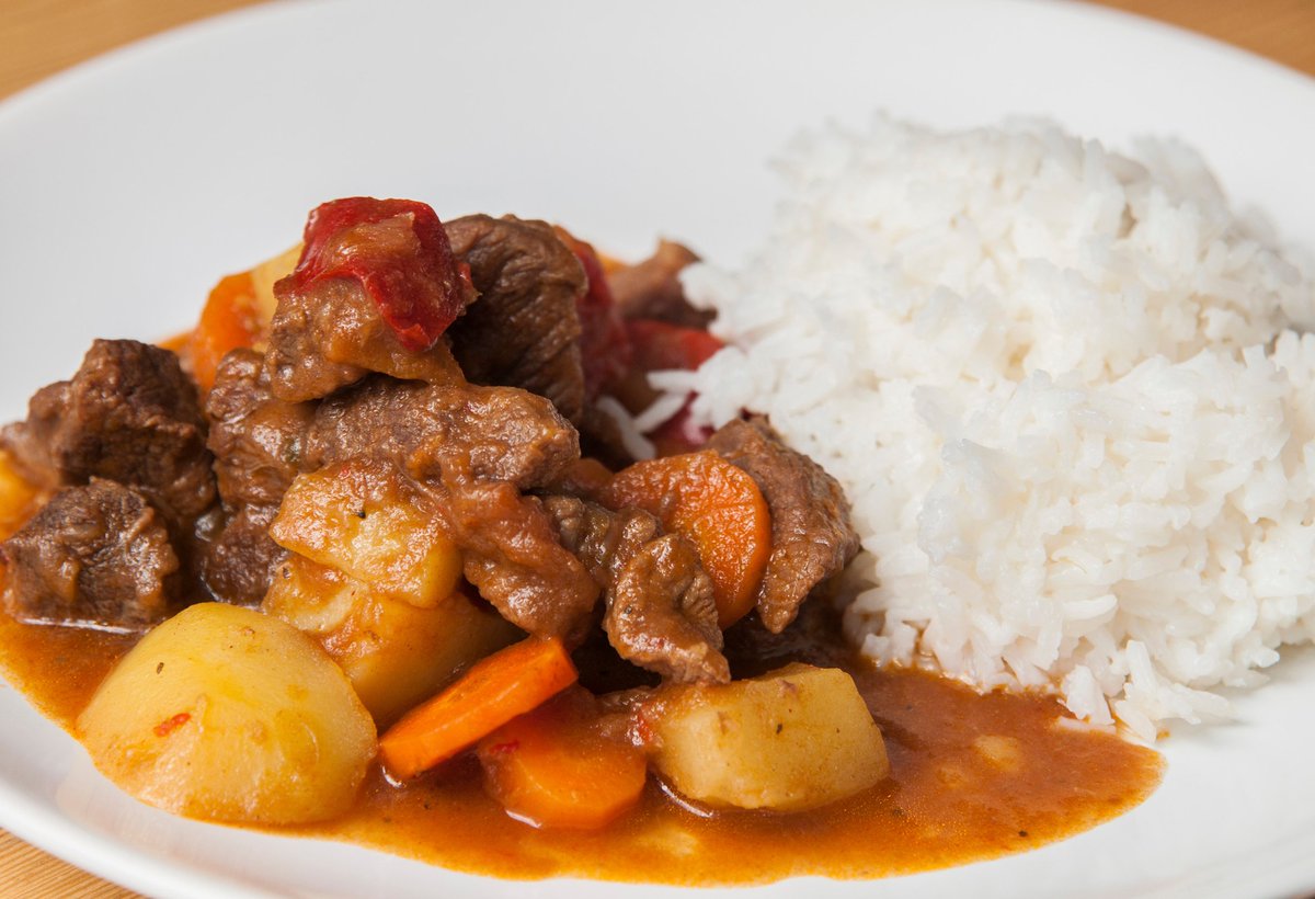 eatsimple_x's tweet photo. Resep Semur Daging Kentang 🥘

Bahan :

- 500 gram daging sapi, potong dadu
- 2 buah kentang, kupas dan potong dadu
- 1 buah wortel, kupas dan potong dadu
- 2 sdm minyak goreng
- 1 buah bawang bombay, cincang halus
- 3 siung bawang putih, cincang halus
- 2 cm jahe, memarkan
- 3 sdm kecap manis
- 1/2 sdt merica bubuk
- 1 sdt garam (sesuai selera)
- 600 ml air
- 1 batang daun bawang, iris halus (untuk taburan)
- 1-2 lembar daun salam

Pict CanvaPro
thanks 𝕏 . #eatsimple