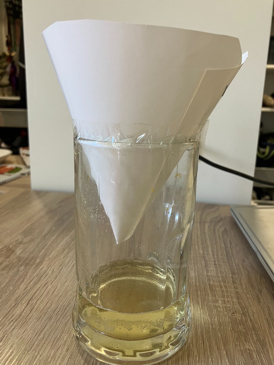 Cīņa ar drozofilām-mazajām mušiņām! Krūzē ir vīns-lielisks slazds. Papildus talkā nāk putekļsūcējs-šodien pa māju vairs lidinās tikai dažas!