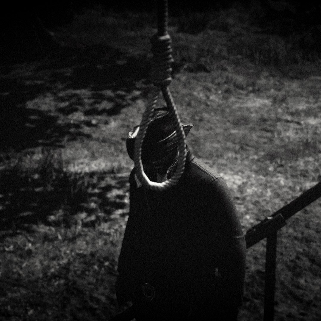 ieonesun's tweet image. طناب را بر گردنم انداختد و پرسیدند آخرین آرزویت؟
گفتم دوست دارم عشقم را ببینم
گفتند خسته‌ است، تا صبح برایت طناب بافته☝🏻

#سنگین #تیکه‌دار #غمگین