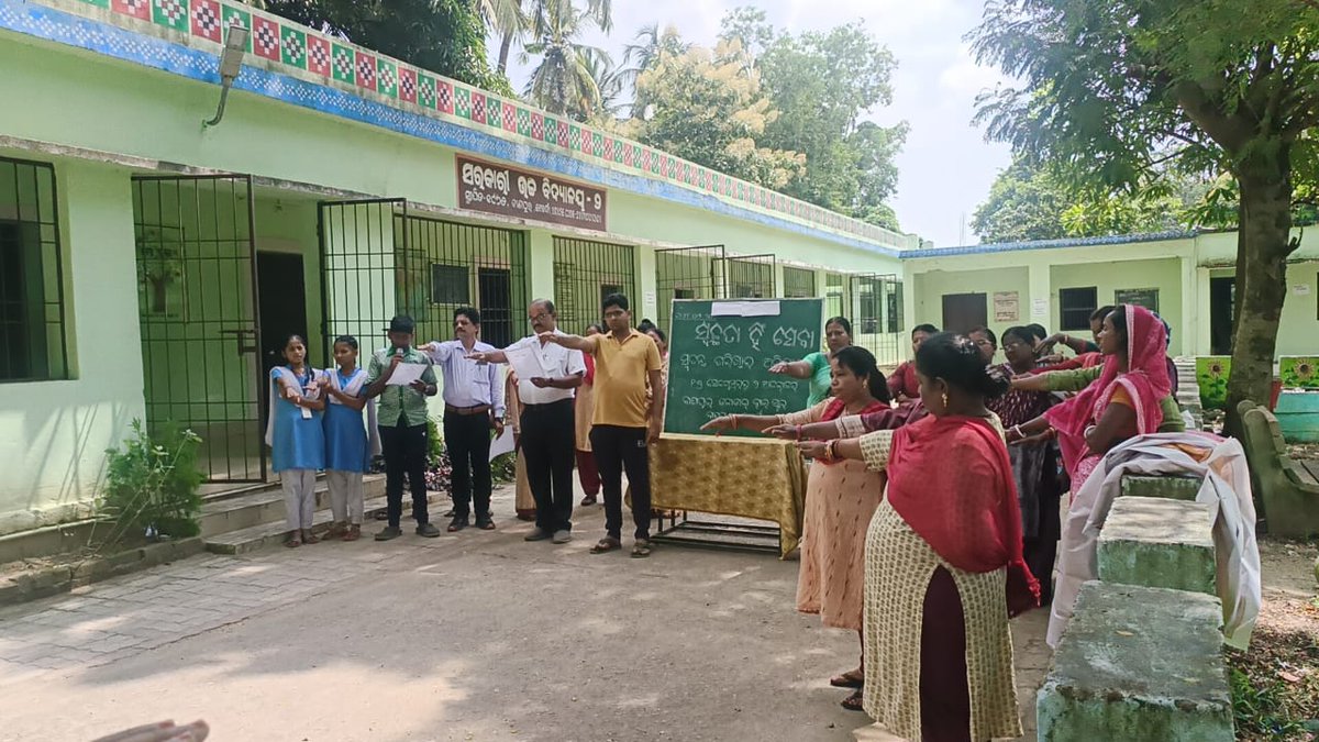 BanpurNac's tweet photo. Today Banpur NAC made Swachhata hi seva (2024) activities like Mass cleanliness Drive and Swachhata Pledge are made in presence of Principal, teacher, ULB staffs and student. #SHS2024 #SwabhavSwachhata #SanskaarSwachhata #SwachhataHiSeva2024 #shsodisha https://t.co/oIc9YvuaiN