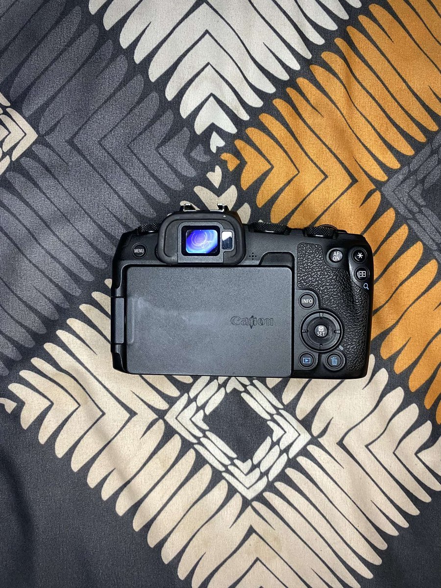 tysonphotoo's tweet photo. Rp with 2 batteries, charger and a silicon cover for 11.3k. Please come and buy. I haven’t eaten for months https://t.co/B0qkKjrFpe