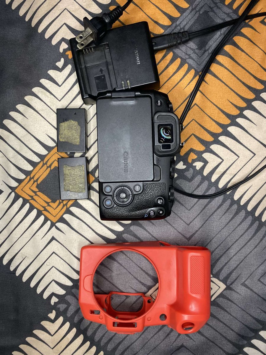 tysonphotoo's tweet photo. Rp with 2 batteries, charger and a silicon cover for 11.3k. Please come and buy. I haven’t eaten for months https://t.co/B0qkKjrFpe