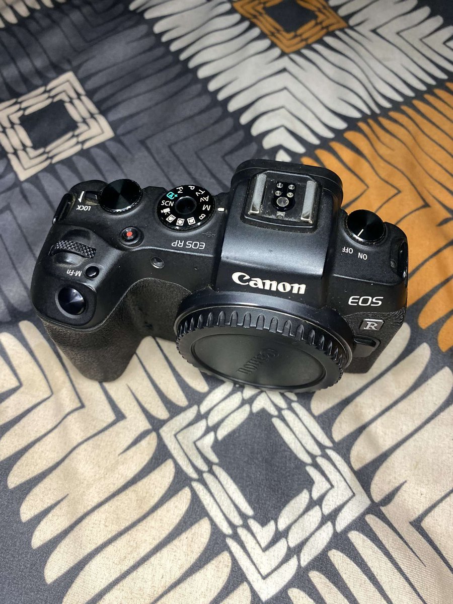 tysonphotoo's tweet photo. Rp with 2 batteries, charger and a silicon cover for 11.3k. Please come and buy. I haven’t eaten for months https://t.co/B0qkKjrFpe