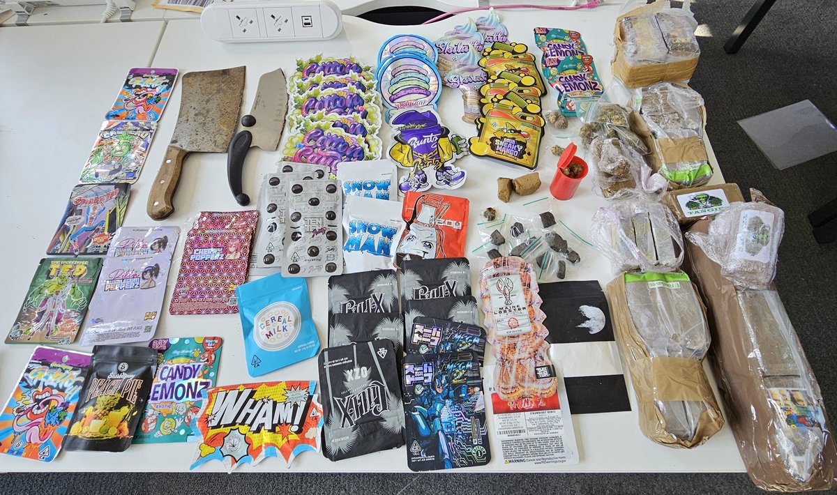 Tollington officers out on patrol today, came across a large quantity of drugs &amp; weapons hidden in a block on Regina Road, N4. All have been seized, enquiries will carried out and patrols will be ongoing in the area #CommunityCrimeFighting #NeighbourhoodPolicing