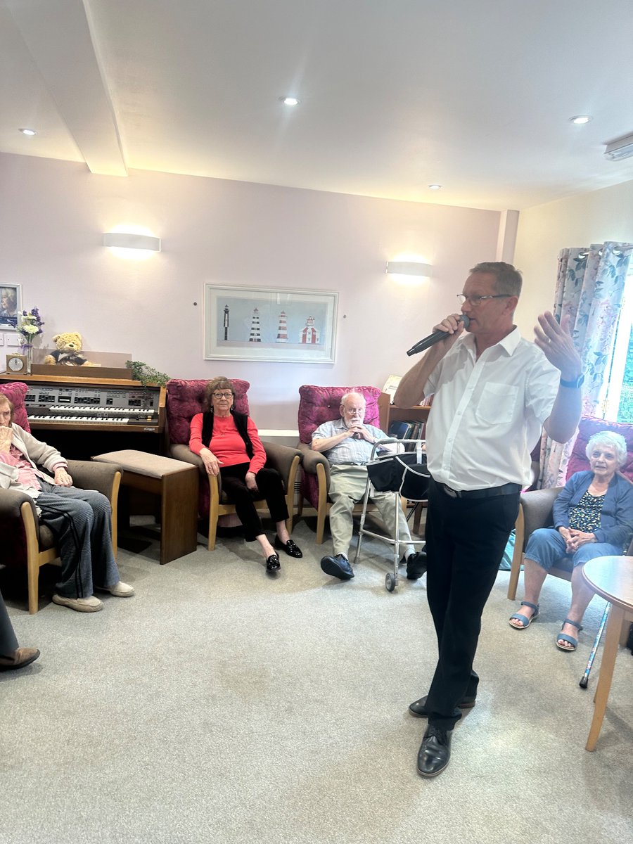 BlackbrookAH's tweet photo. Residents sing along and dance to their favourite songs from their youth with Andy @AnchorLaterLife #Dancing #care #engagement https://t.co/eJFbl8DadM