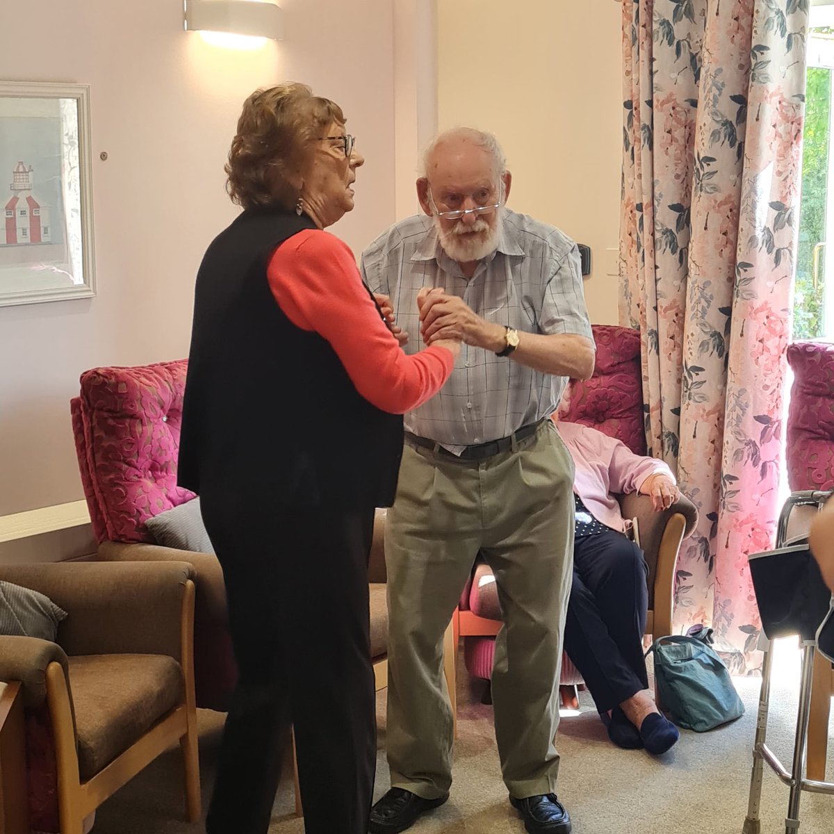 BlackbrookAH's tweet photo. Residents sing along and dance to their favourite songs from their youth with Andy @AnchorLaterLife #Dancing #care #engagement https://t.co/eJFbl8DadM