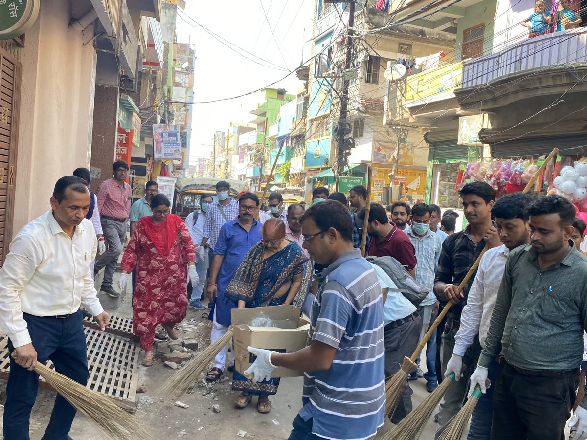 FodPatna's tweet photo. दिनांक 18/09/24 को पटना क्षे० का० द्वारा स्वच्छता ही सेवा के तहत बड़ी पटन देवी मंदिर परिसर एवं आस-पास के क्षेत्र मे साफ-सफाई का कार्य श्री रोशन लाल साहू, उप महानिदेशक, श्री अभिषेक गौरव, स० निदेशक एवं पटना नगर निगम के महापौर के साथ-साथ  अधिकारियों एवं कर्मचारियों द्वारा किया गया https://t.co/nzb7XqCUl1