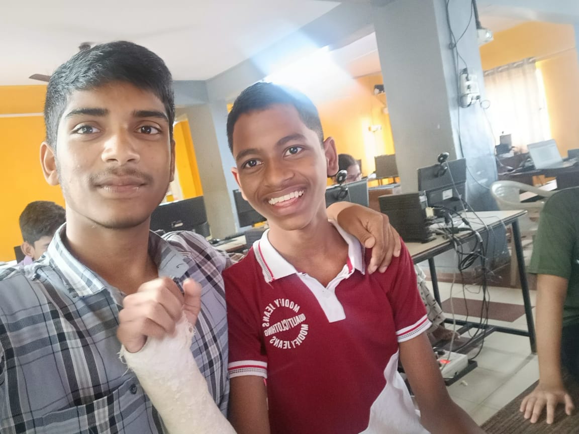 Shailendra_lfp's tweet photo. Today’s highlight:- The entire class is coming together to make ‘Get Well Soon’ cards for Atharv, who's recovering from a hand fracture. Heartfelt gestures like this make all the difference! ❤️🎨
@malpani @learnfrompeer @NarayanchandraT
#GetWellSoonAtharv #SupportiveClassrooms https://t.co/IMATuYVYok