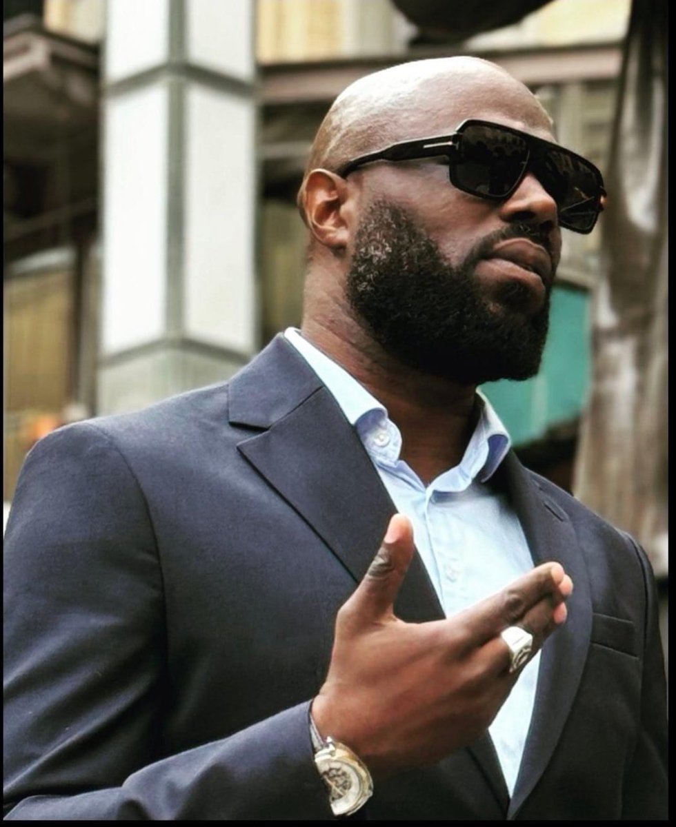 KemiSeba1's tweet photo. Kemi Seba: « Le gouvernement français et ses caniches noirs ont tenté de me diaboliser en me qualifiant d’antisémite, ça n’a pas marché auprès de la jeunesse afro. Ils ont ensuite tenté de me qualifier de pro-russe , ça n’a pas marché non plus. Aujourd’hui , dans leur propagande néocolonialiste, ils veulent grossièrement me faire passer pour un allié des criminels et vauriens de Boko Haram , et à leur grand désarroi ça ne marche non plus . Quand comprendrez vous chers colons que vos gesticulations contre notre combat ne font que faire grandir notre aura dans le cœur du peuple?