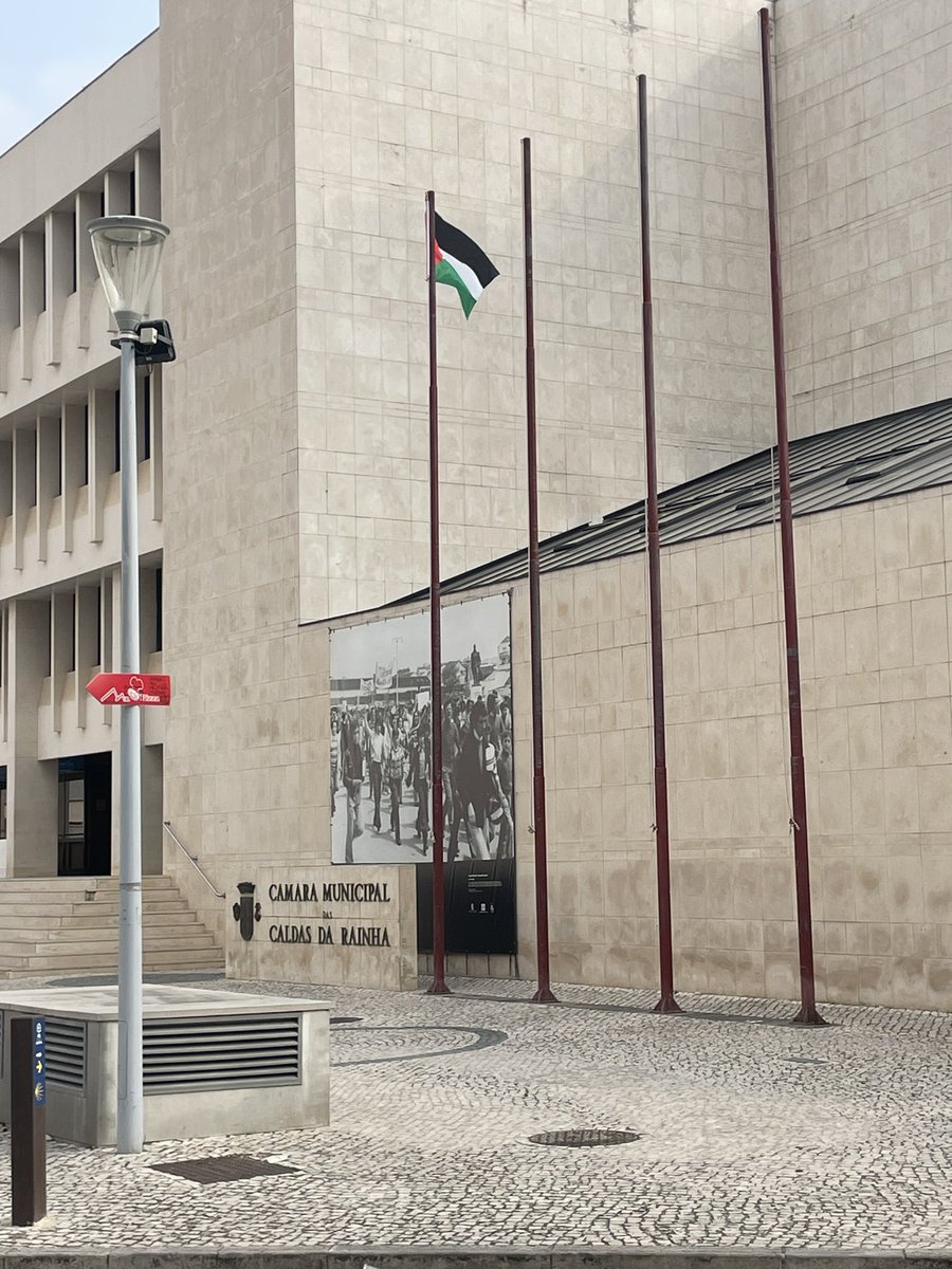 Recebi a seguinte mensagem e foto:

“Os Bombeiros, forças de segurança e população a combater todos os dias pelo país e a Câmara Municipal das Caldas da Rainha invés de hastear com orgulho uma bandeira nossa, hastea uma da Palestina….”

#voxportugal #caldasdarainha