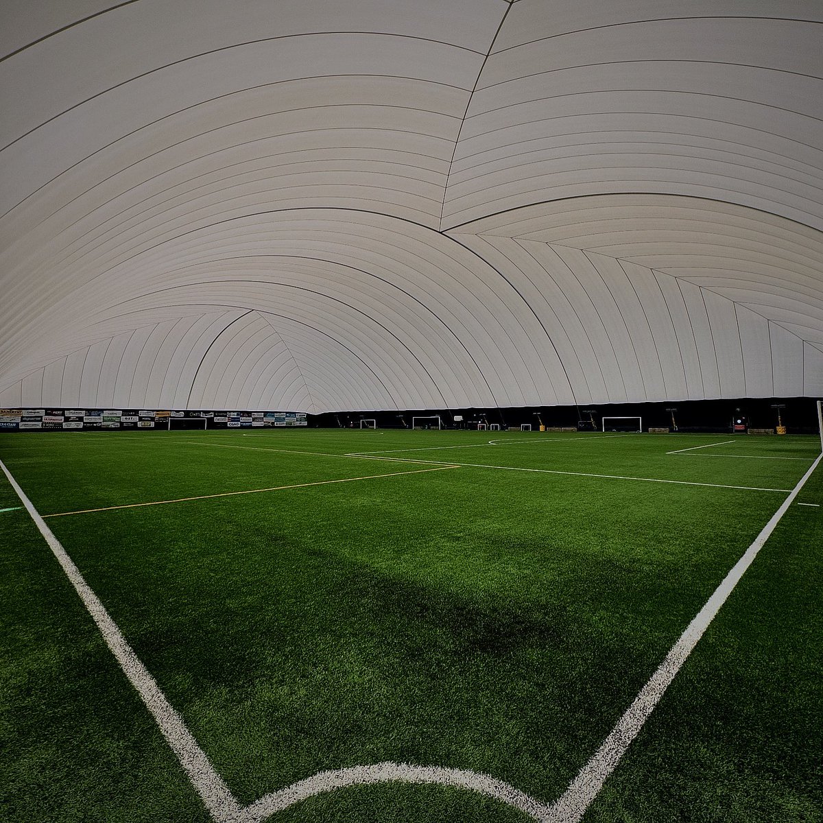 ⚽️ Garamilla on alkamassa jo viides talvikausi. Tämä täysimittainen ylipainehalli on yksi hienoimmista saavutuksista mitä omaan aikakauteen futistaustoissa mahtui. GM nousi pystyyn omistajien, yhteistyökumppaneiden, yksityisten, kaupungin, pankkilainan ja Palloliiton avulla.