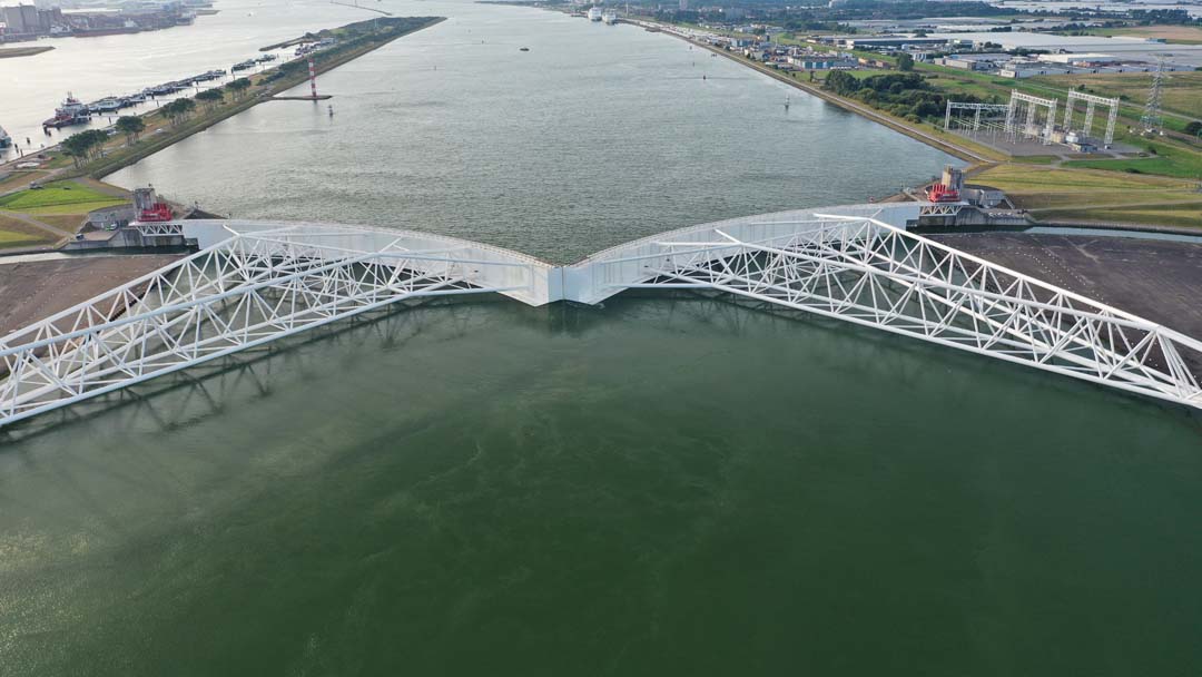 Kom zaterdag 21 september kijken naar de jaarlijkse functioneringssluiting van de Maeslantkering! Dit bouwwerk beschermt ons tegen hoogwater door storm op zee. Lees meer👉bit.ly/3zlpKBK 

📷 Rijkswaterstaat