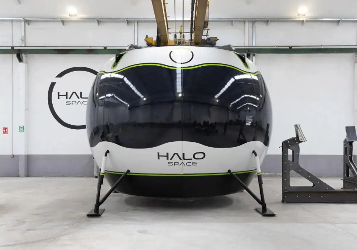 inSaudi's tweet photo. في إنجاز نوعي لتقنية الفضاء وصناعتها #السعودية، صرحت شركة Halo Space عن اكمال إنشاء مرافق التجميع النهائية واختبار المركبات في المملكة، مما يعزز شراكتها الاستراتيجية مع السعودية 📍🇸🇦🇪🇸.

التفاصيل وموعد أطلاق الرحلات للفضاء؟

⁃السعودية ستستضيف التجربة اختبارية لشركة Halo Space المتخصصة في السياحة الفضائية، في نهاية شهر سبتمبمر.

⁃التجربة الاختبارية ستُجرى في الصحراء بالقرب على بعد حوالي 350 كم جنوب شرق الرياض.

⁃كارلوس ميرا، الرئيس التنفيذي لـHalo Space، أكد أن نافذة الإطلاق ستكون مفتوحة بين 27 سبتمبر ولمدة 10-12 يومًا اعتمادًا على الظروف الجوية.

⁃التجربة القادمة ستختبر نموذجًا أوليًا للمركبة “Aurora” على ارتفاع 30 كم، للتحقق من أنظمة الأمان والابتكار.

⁃تخطط الشركة لأول رحلة مأهولة في عام 2025، مع بدء الرحلات التجارية في عام 2026، مستهدفة تقديم تجربة فريدة للسياحة الفضائية.

⁃المنشآت الجديدة تدعم استراتيجية الشركة لجعل السعودية مركزًا عالميًا للنشاطات الفضائية القريبة من الأرض.